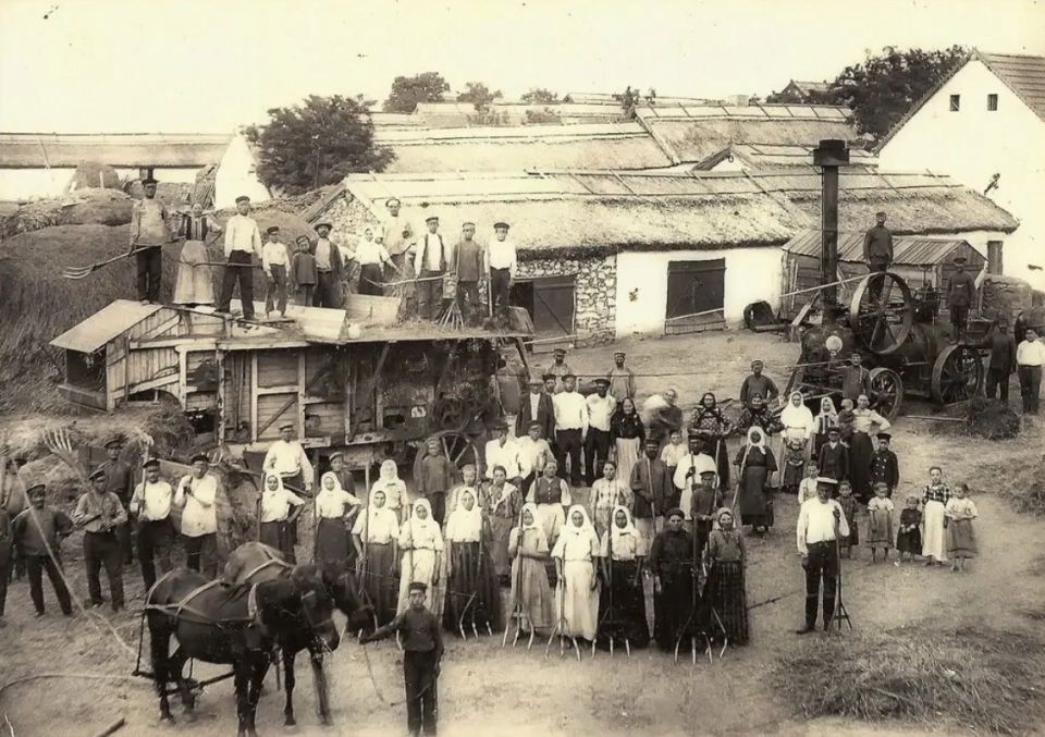 На фото жители немецкой колонии Глюксталь, 1880-е годы