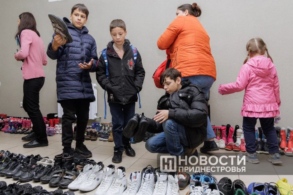 Более 300 пар обуви передал Фонд «Поможем детям» многодетным семьям Тирасполя: школьная, зимняя, спортивная и на выход, для мальчиков и девочек