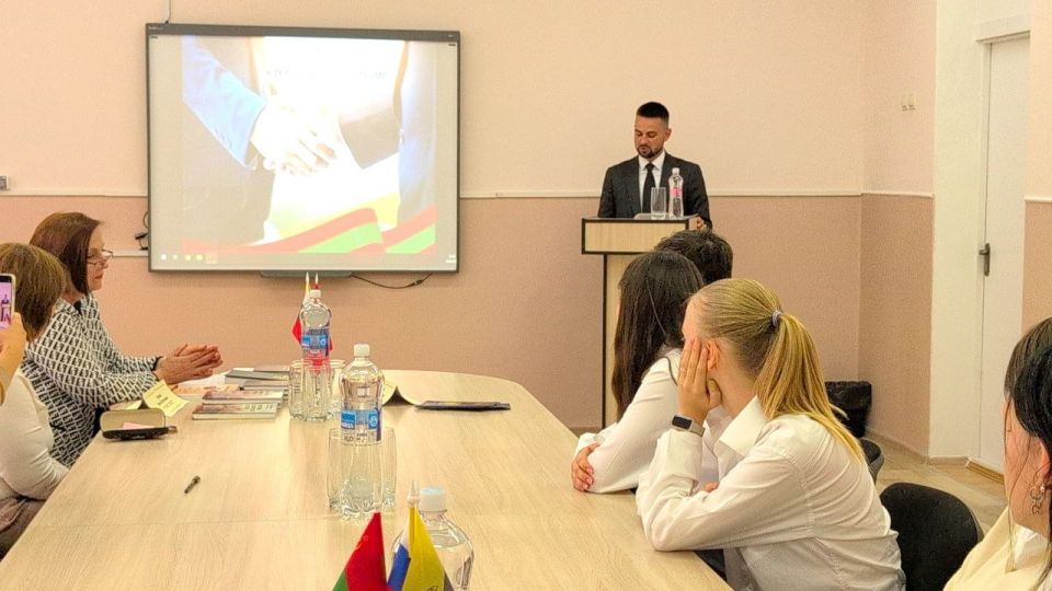 Клуб «Юный дипломат» продолжает свою работу, направленную на воспитание активной гражданской позиции у школьников