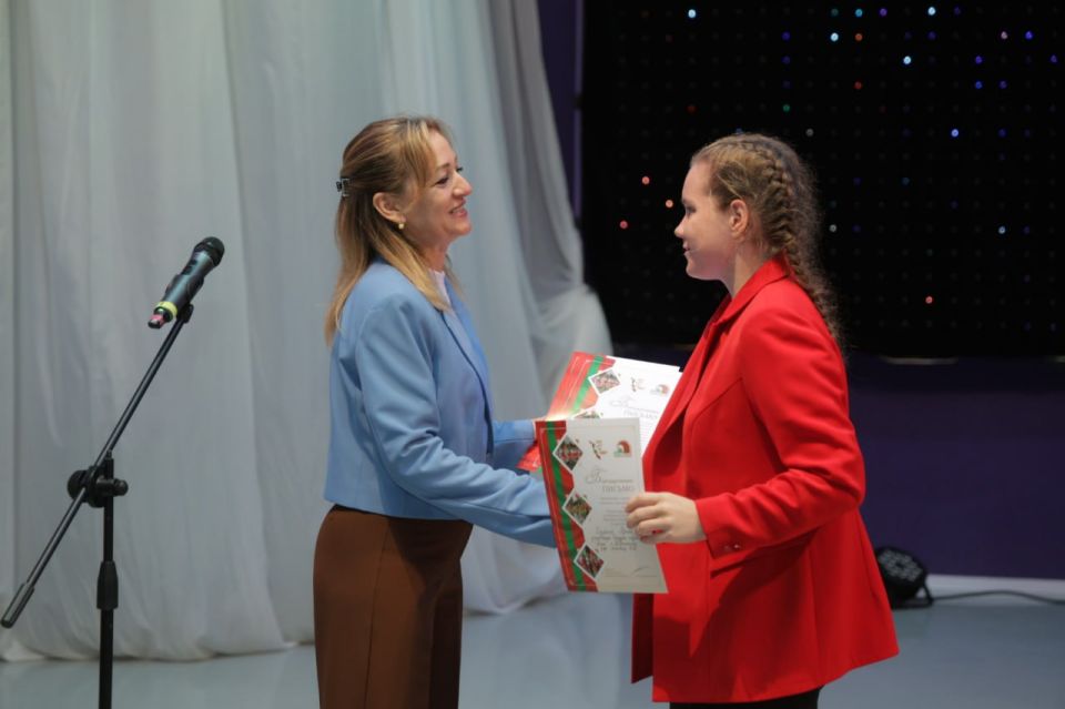 Именные благодарственные письма Президента Вадима Красносельского сегодня вручили участникам музыкально-хореографической постановки «Приднестровская сюита»