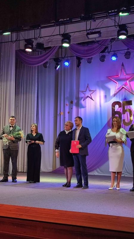 Вице-спикер Верховного Совета Галина Антюфеева вручает госнаграды преподавателям и сотрудникам аграрно-технического колледжа им. М.В. Фрунзе. Колледж выпустил 16,5 тысяч ветеринаров, агрономов, мехатроников и других...