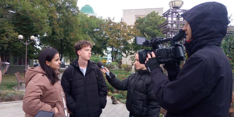 Ко Дню рождения города. Сегодня юные журналисты провели опрос среди жителей Бендер, спрашивая их о любимом городе: