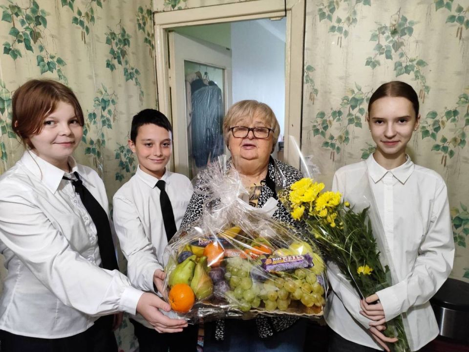 Школьники поздравили ветеранов педагогического труда