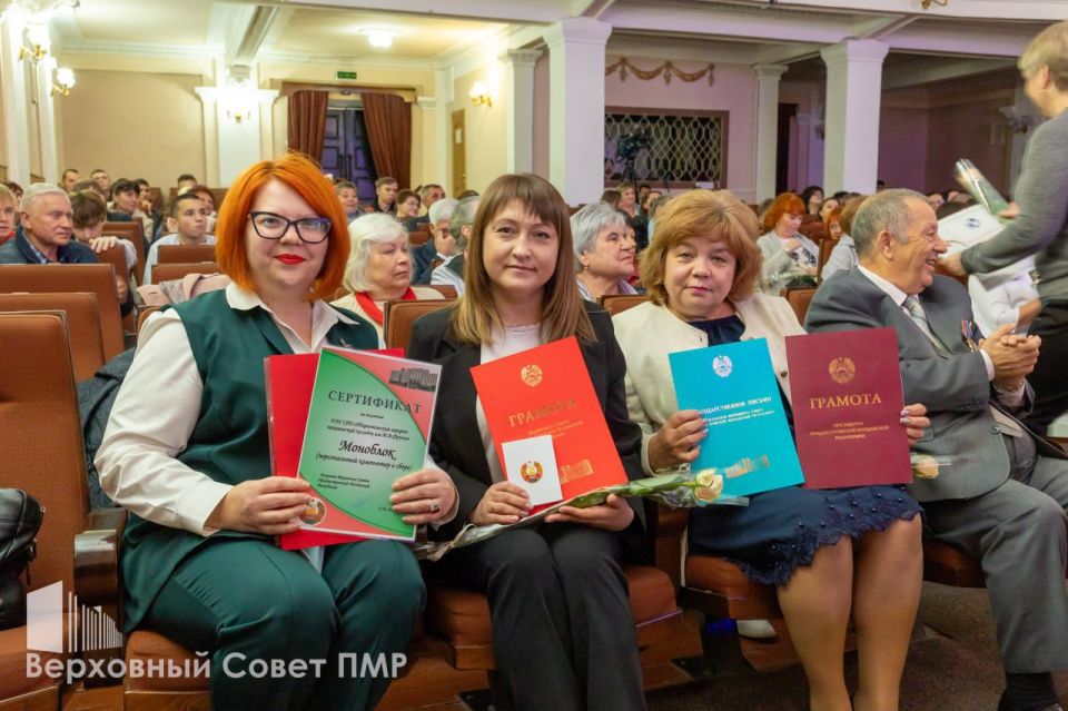 Тираспольский аграрно-технический колледж им. М.В. Фрунзе награждён нагрудным знаком «За особые заслуги перед обществом» III степени