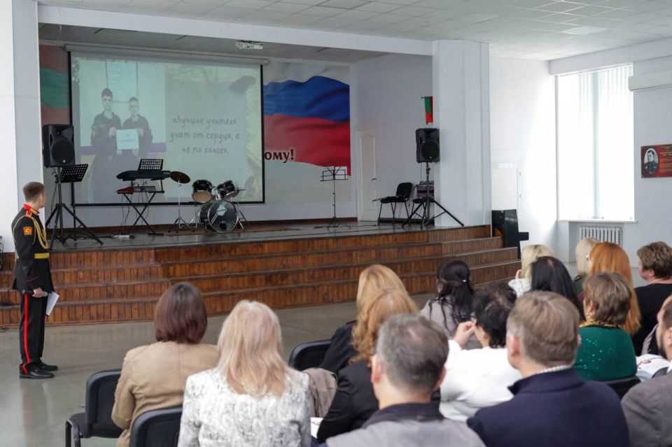 В СУВОРОВСКОМ УЧИЛИЩЕ ЧЕСТВОВАЛИ ПЕДАГОГОВ
