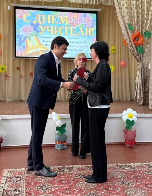 Депутат Верховного Совета Юрий Кучеренко поздравил учителей бендерских 18-й и 2-й школ с профессиональным праздником и вручил почётные грамоты