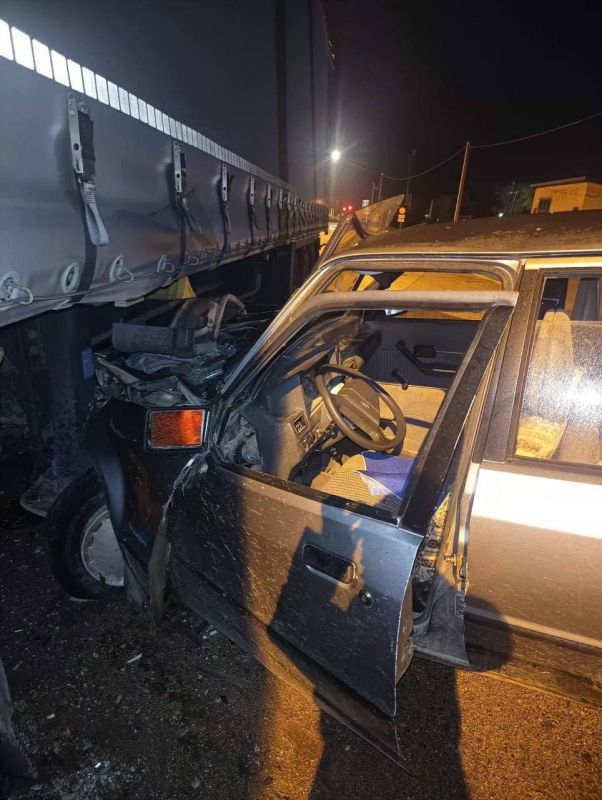 «Лада» превратилась в груду железа после того, как влетела в фуру