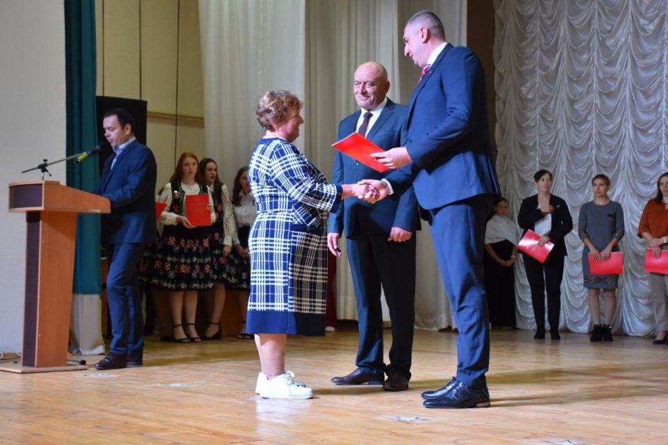 В конце минувшей недели в Каменском районном Доме культуры состоялось торжественное мероприятие, посвящённое Дню учителя — празднику, который объединяет всех, кто посвятил свою жизнь благородному делу обучения и воспитания