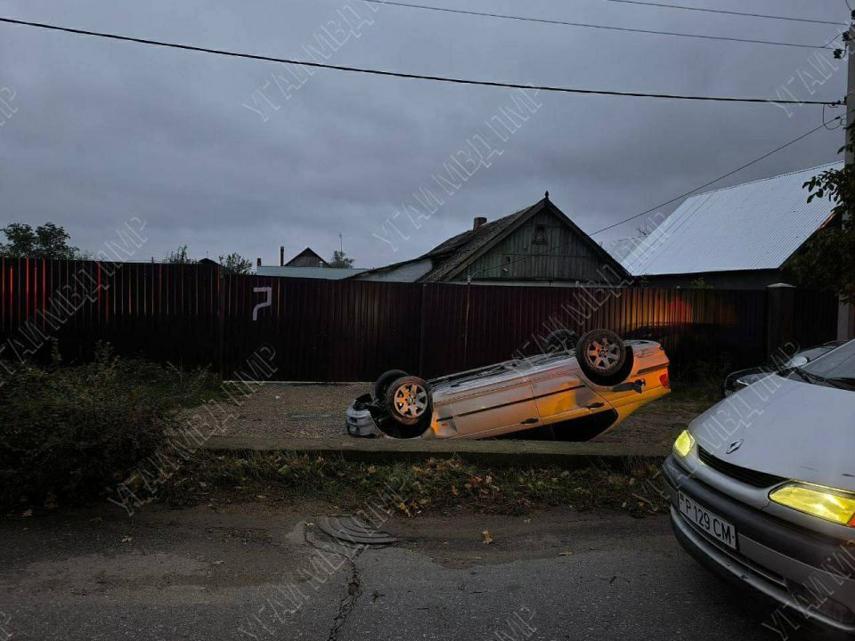Уснул за рулём. Утром 5 октября на улице Бендерской в Тирасполе опрокинулся «БМВ»