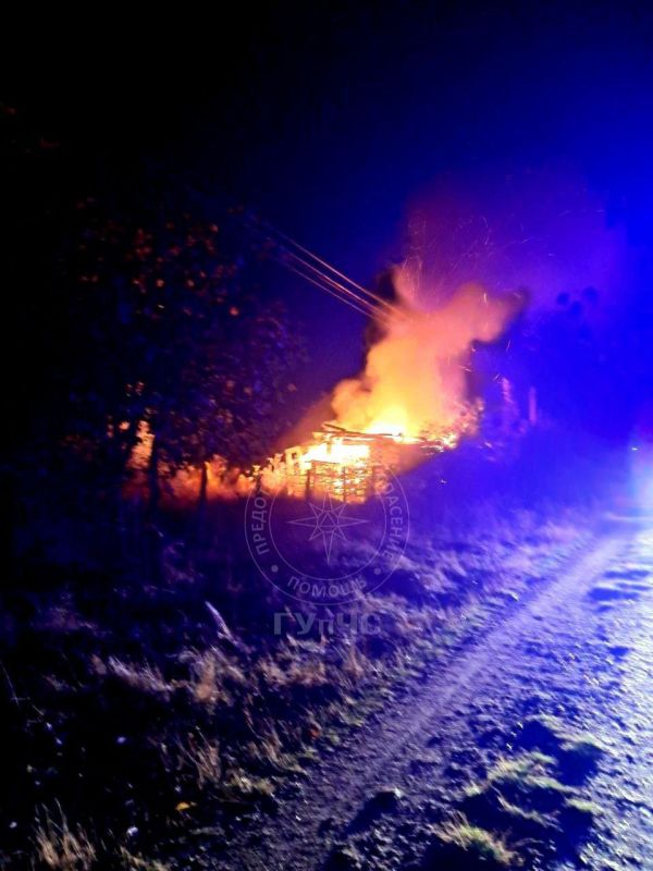В селе Красная Горка ночью загорелся сарай — пожар заметили соседи и вызвали спасателей
