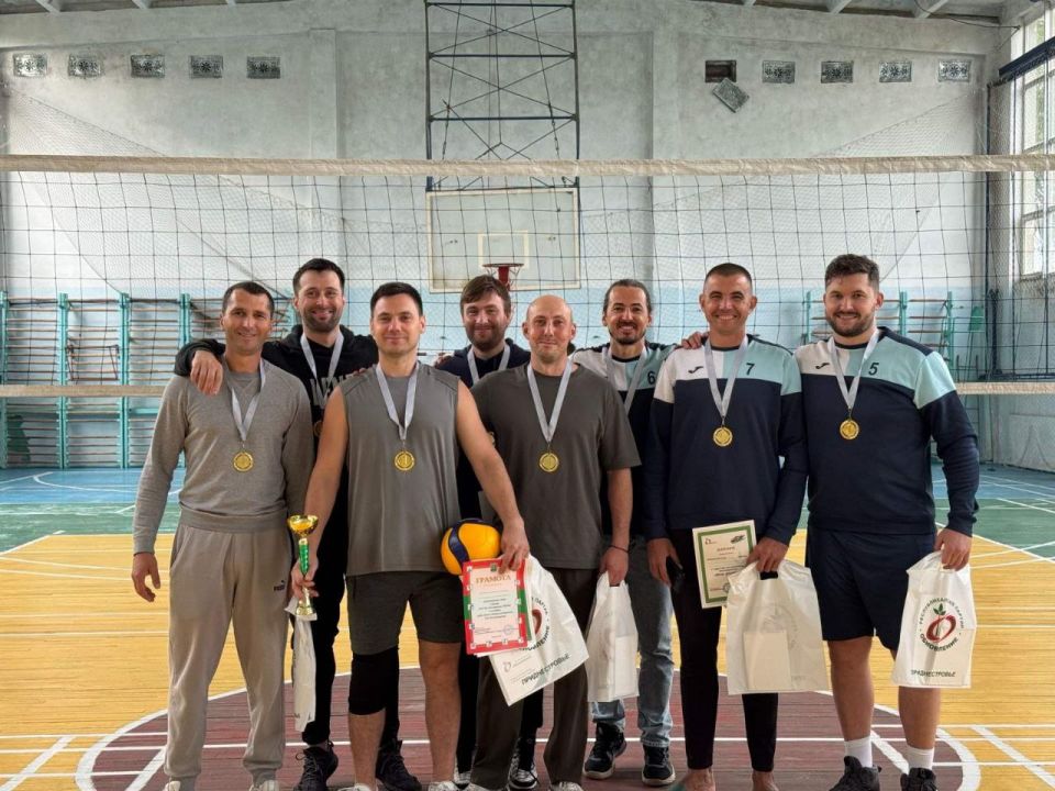 Волейбольная команда из Каменки одержала уверенную победу в турнире по волейболу среди мужчин, который состоялся 5 октября в городе Днестровск