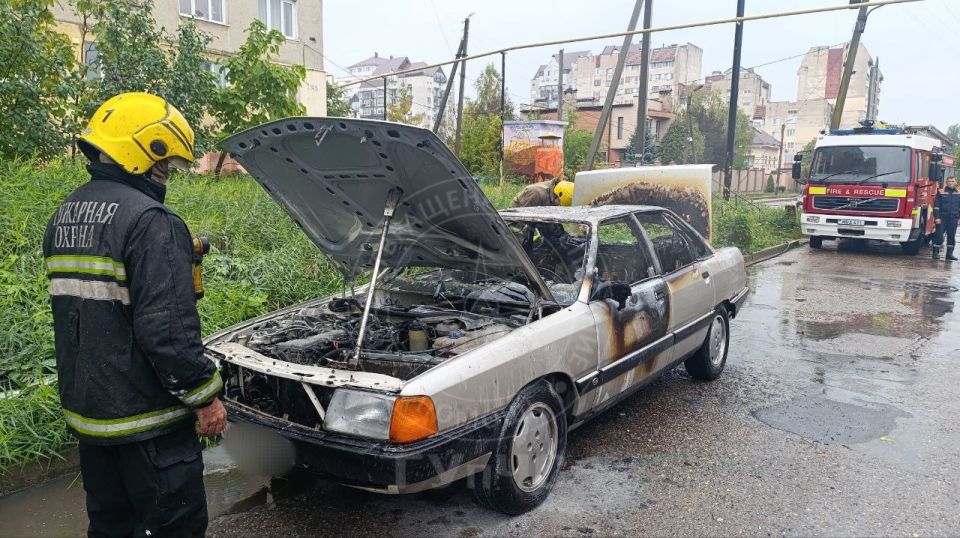 В Тирасполе на улице 1 Мая загорелась легковушка