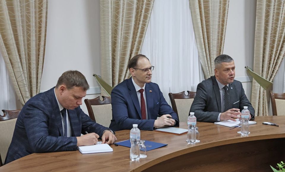 Блокадные ограничения со стороны Молдовы лишь сплачивают Приднестровье – глава МИД ПМР Виталий Игнатьев на встрече в Тирасполе со старшим преподавателем Университета Сент-Эндрюс Диего Муро и исследователями из будапештского...