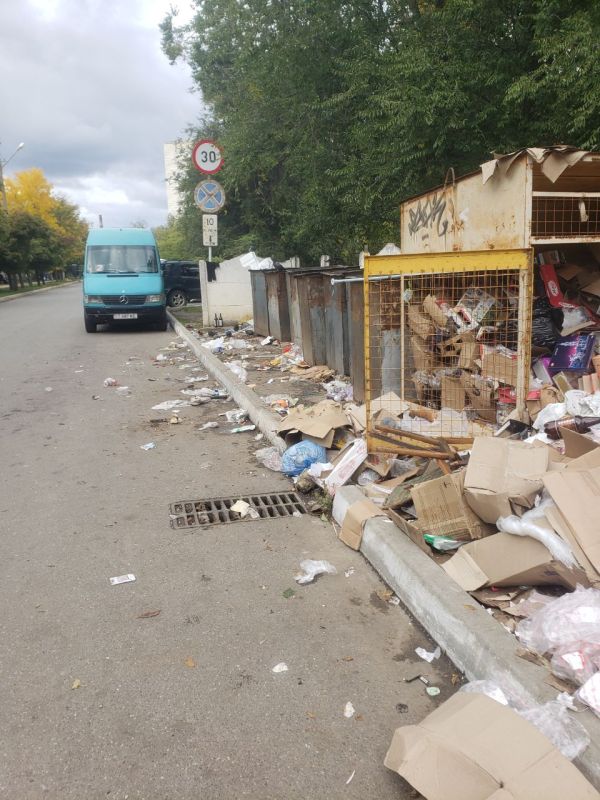 В Тирасполе жители столичного микрорайона Октябрьский (Балка) жалуются на мусор в контейнерах, который разносит ветер по всей округе в районе местного рынка