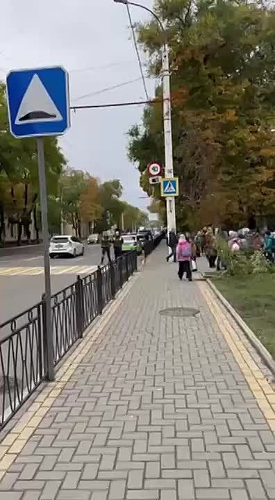 Всех учеников столичной 11-й школы отправили на улицу сразу после первого урока