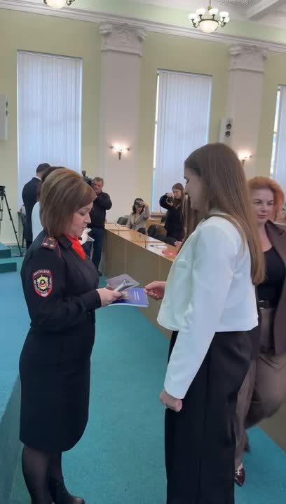 На видео – десятиклассница Александра Бесагина