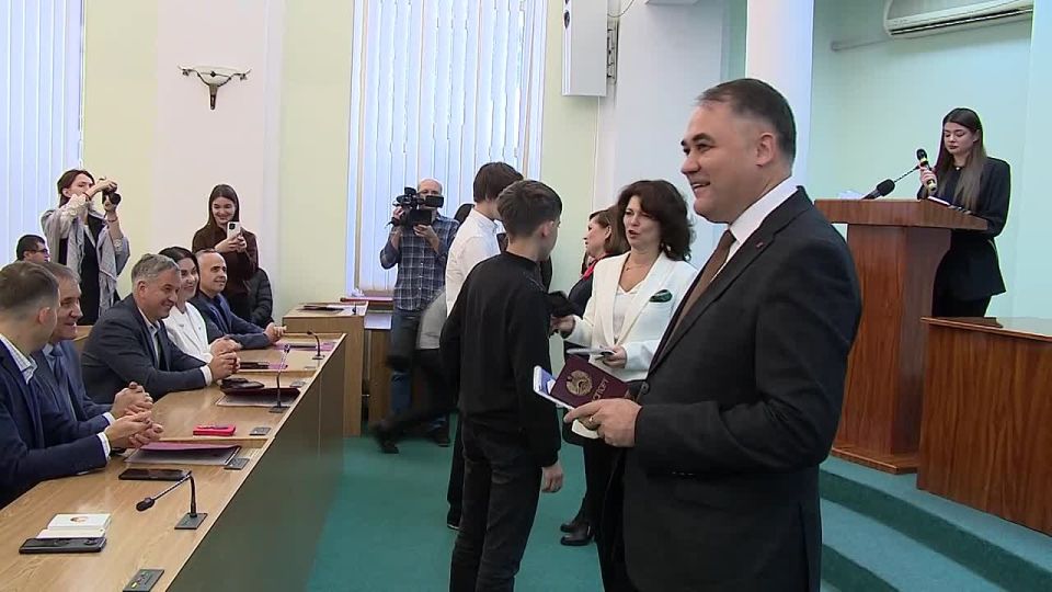 Глава Тирасполя Илона Тюряева вручила первый документ 16-летним приднестровцам