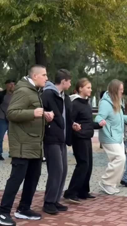 Тираспольчане плясали и водили хороводы все выходные в Екатерининском парке