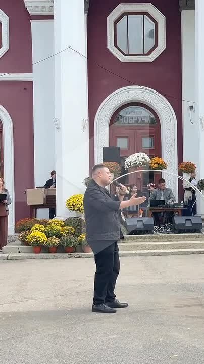 Певец Евгений Аврамов исполнил песню о родном селе на празднике в Чобручах