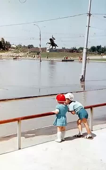 1980-й. Памятник Суворову только установили, площадь залил паводок
