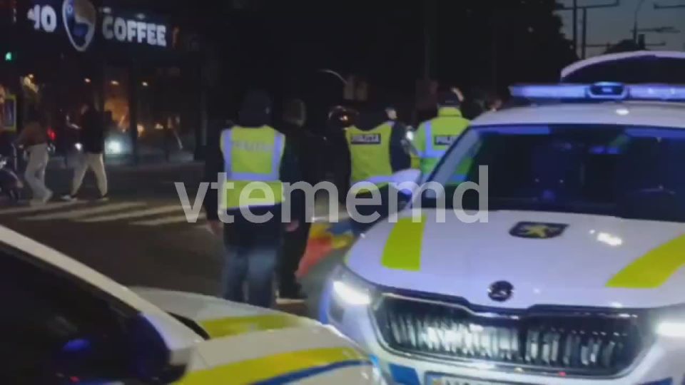 В центре Кишинева полиция остановила автомобиль BMW из окна которого несколько мужчин в состоянии алкогольного опьянения выкрикивали украинские лозунги