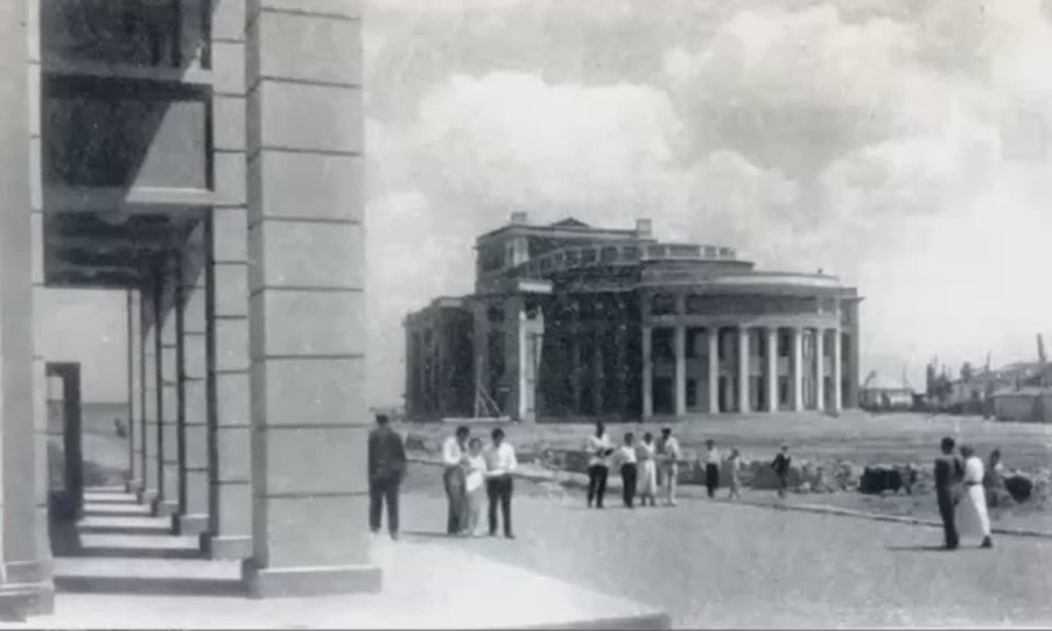 Конец 30-х прошлого века. Завершается строительство театра и корпусов пединститута и будущего университета Шевченко