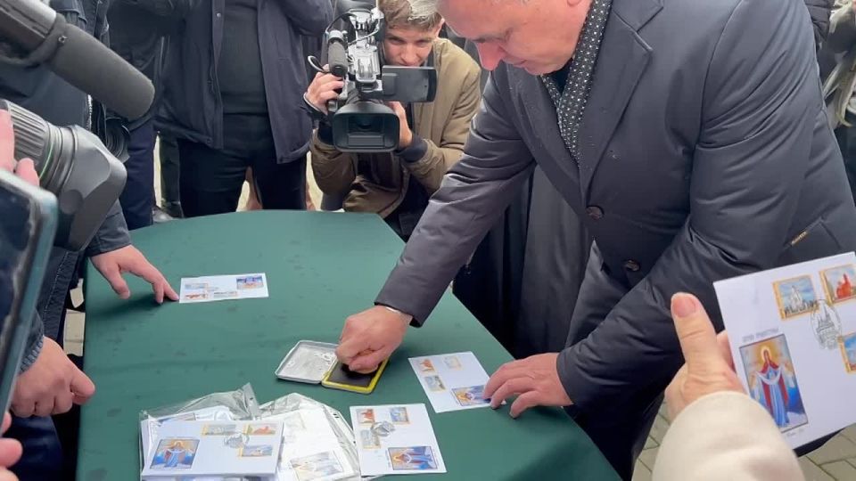 Президент Вадим Красносельский ставит печать на новые марки из серии «Церкви Приднестровья»