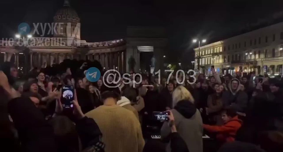 А пока идёт четвёртый год войны и наши парни проливают кровь за Родину, молодёжь в культурной столице бодро скачет на майдане в центре города, скандируя текста иноагента, предателя и фаната УГИЛа Вани Алексеева
