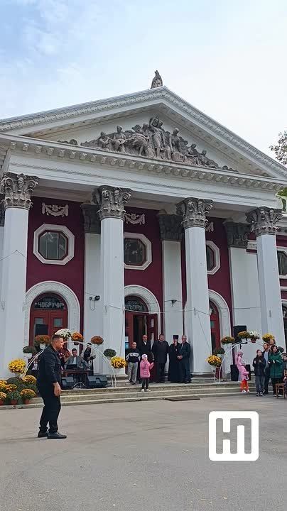 День села в Чобручах продолжается: в самом Доме культуры — выставка народного творчества и контактный зоопарк, снаружи — концерт Евгения Аврамова и ВИА «Днестр»