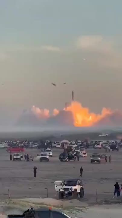 Компания Илона Маска SpaceX впервые успешно испытала ракету Starship - это был 11-й тестовый запуск, прошлые 10 раз ракета взрывалась