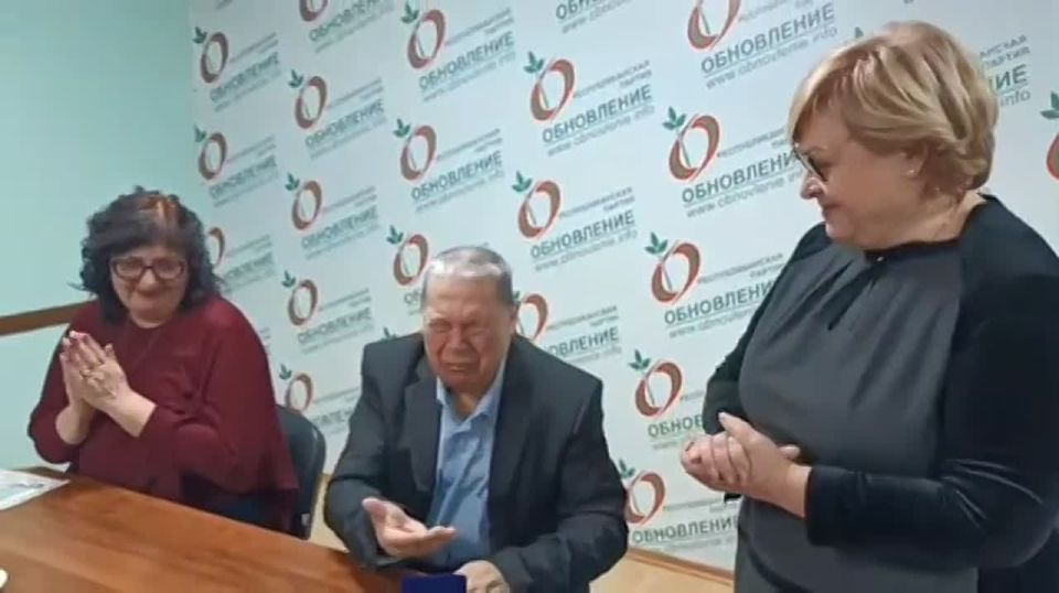 Зампредседателя Верховного Совета Галина Антюфеева передала сыну фронтовика Василия Витязева медаль «За Отвагу»