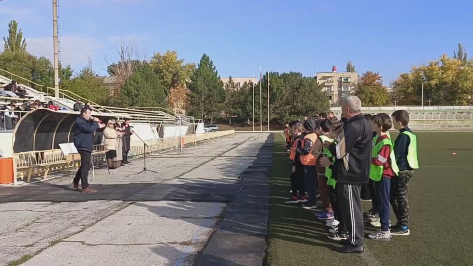 На стадионе "Шелковик" в Бендерах проходит торжественное открытие отборочного тура республиканского турнира "Кожаный мяч"