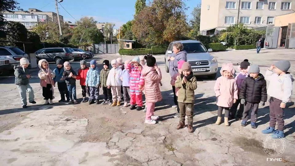 Заглянули в столичную пожарную часть вместе с малышами из детского сада №25