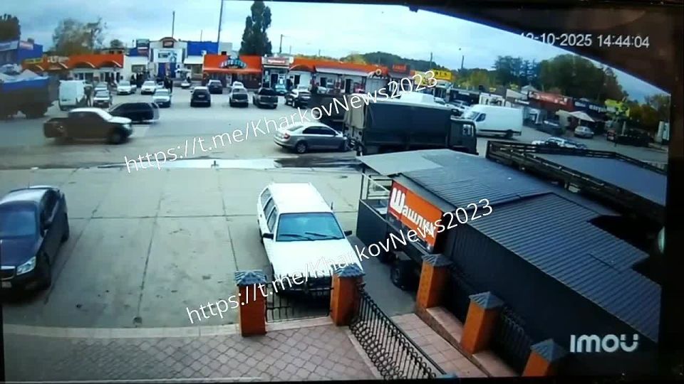 Момент удара барражирующим боеприпасом «Ланцет» по грузовику ВСУ в Изюме Харьковской области