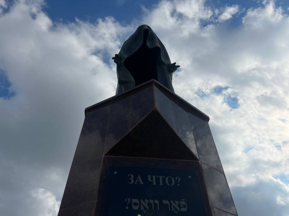 Музейным работникам из Дубоссар провели экскурсию на Мемориале жертвам фашизма