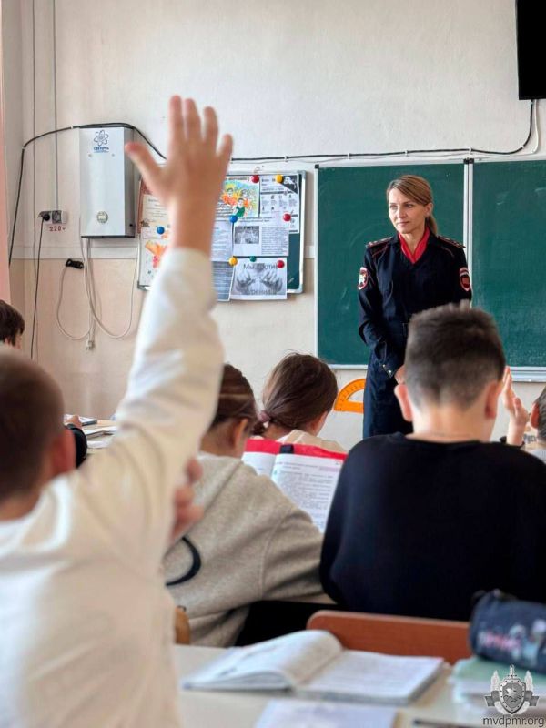 В рамках операции «Подросток» сотрудники Госавтоинспекции провели беседу со школьниками столичной школы № 2