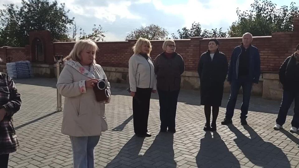 В Дубоссарах сотрудникам учреждений культуры провели экскурсию на Мемориале жертвам фашизма