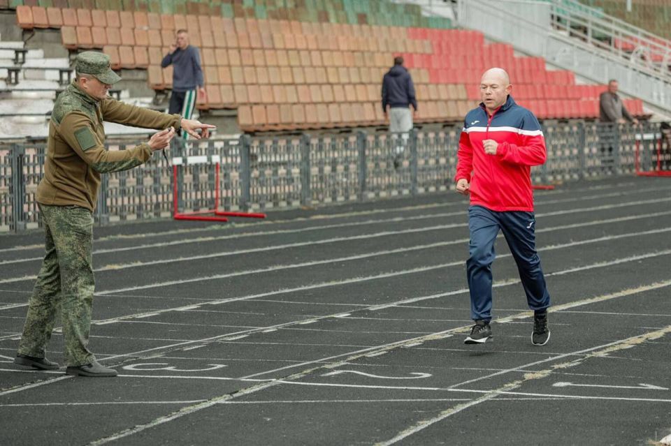 Командиры подразделений сдали нормативы по физподготовке вместе с министром обороны Олегом Обручковым