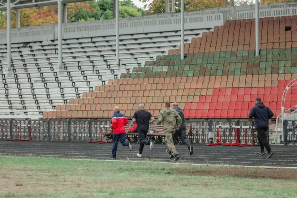 Министр обороны Олег Обручков вместе с личным составом сегодня сдал нормативы по физподготовке