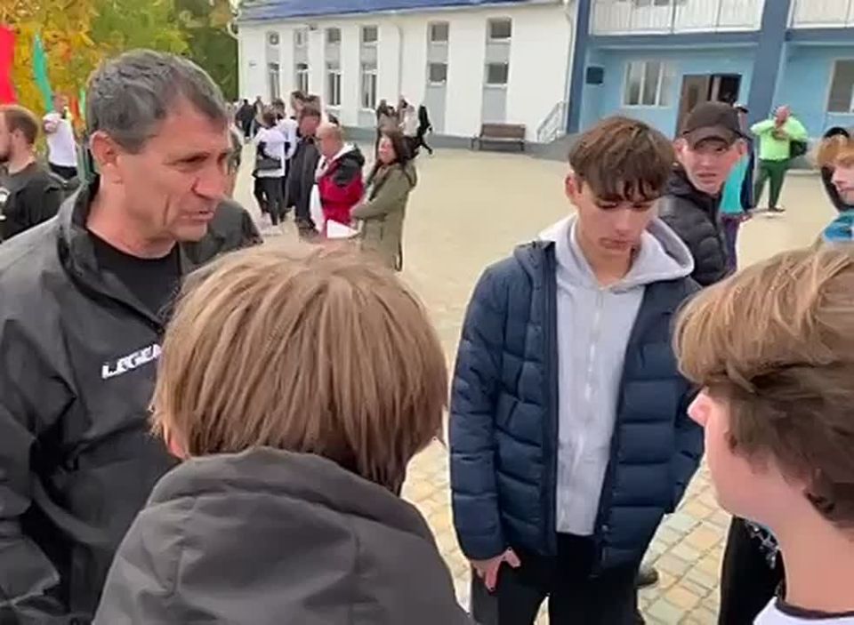 У дебютантов регаты получилось не всё гладко: лодка «Победа» со школьниками перевернулась на заходе к старту