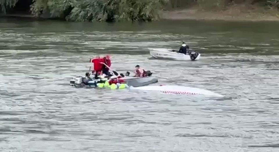 Гребцы перевернулись на лодке-драконе во время регаты