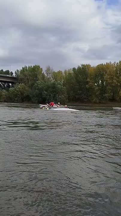 Во время регаты перевернулась лодка-дракон