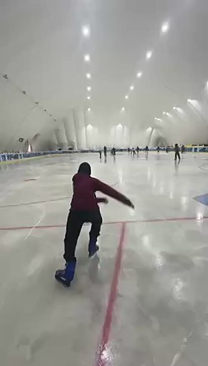 Школьники прибежали первыми на каток сразу после уроков