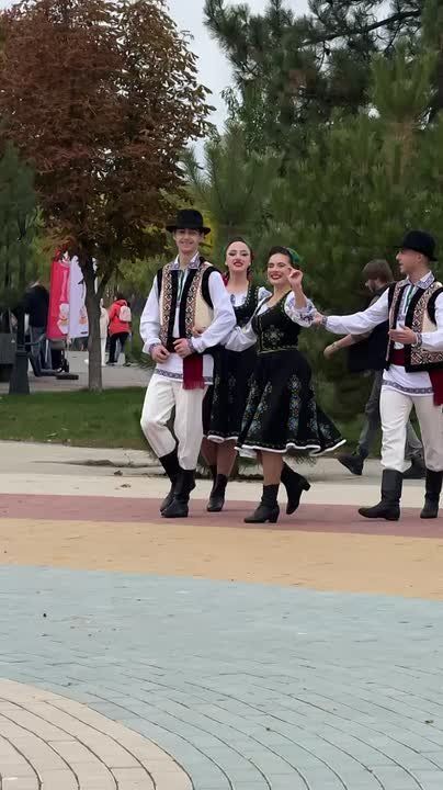 В Екатерининском парке идёт праздничный концерт «Дулче-й винул», посвящённый Дню города