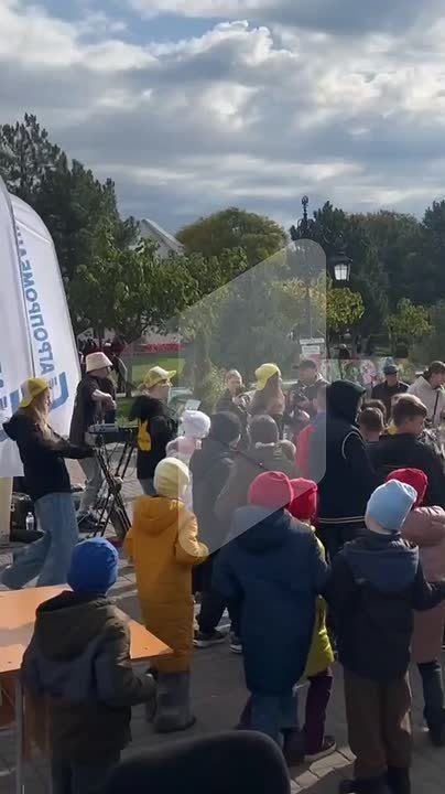 На празднике в Тирасполе «Агропромбанк» учит детей финансовой грамотности – проводит тематический флэшмоб