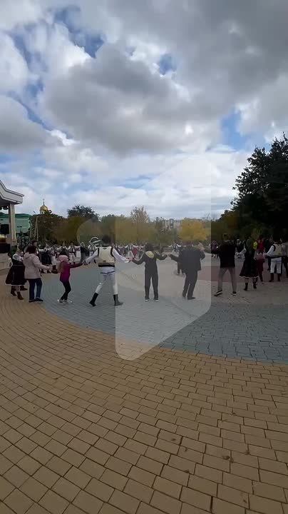 Артисты ансамбля «Ватра» закружились в молдавской хоре с тираспольчанами и гостями столицы