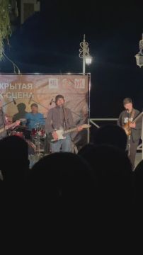 Рок-концерт гремел вчера на весь Екатерининский парк