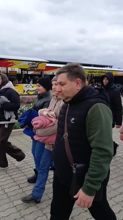 Ребята из школы Макаренко организованно приехали на футбол