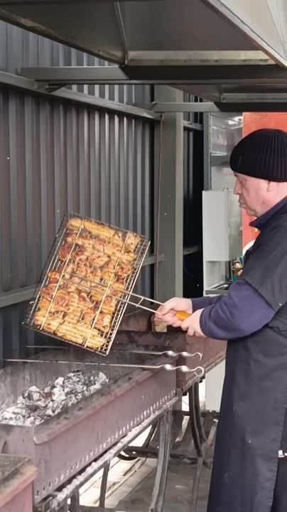 Футбольный разогрев уже начался: шашлык жарится, болельщики покупают, чтобы согреться и поучаствовать в лотерее