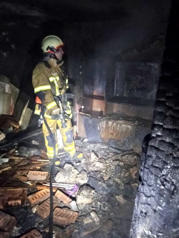 Почти два часа пожарные тушили возгорание в заброшенном доме в Бендерах